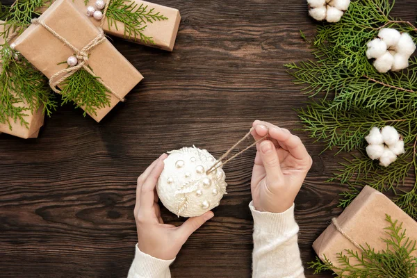 Női kezében tartó labdát karácsonyi — Stock Fotó