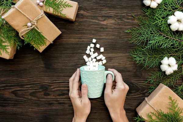 kadın el çikolata hatmi ile tutarak