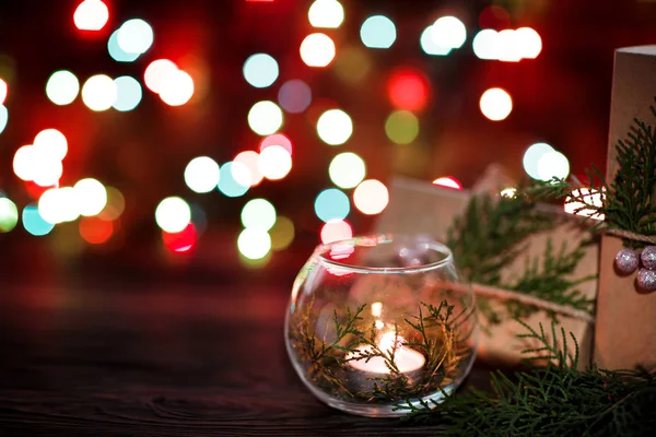 Caixa de presente e velas no fundo de Natal — Fotografia de Stock