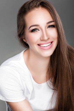 parlak düz uzun saçlı kadın.