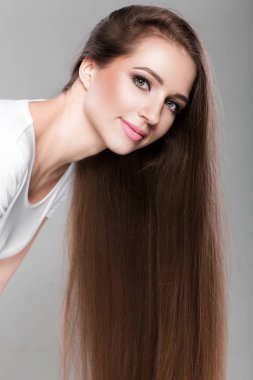 parlak düz uzun saçlı kadın.