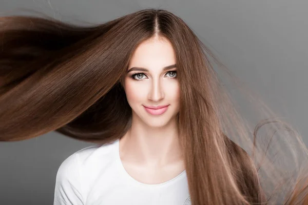 Mulher com cabelos longos lisos brilhantes . — Fotografia de Stock