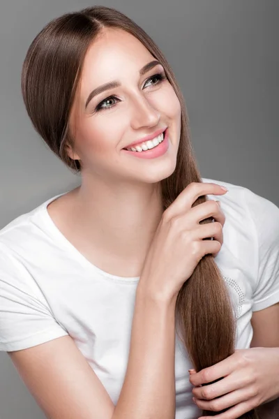 Mulher com cabelos longos lisos brilhantes . — Fotografia de Stock