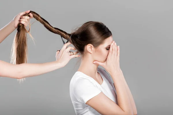 Mujer con el pelo largo sostiene tijeras —  Fotos de Stock