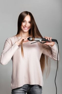 Perma aleti kullanan kadın.