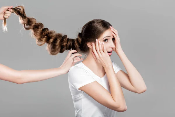 Mujer con el pelo largo sostiene tijeras — Foto de Stock