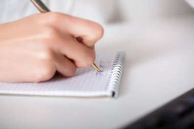 kağıda yazı iş kadın el.