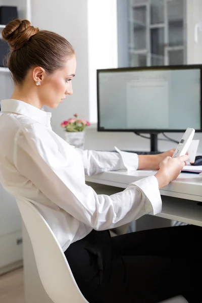 Mujer de negocios hablando por teléfono — Foto de Stock