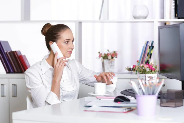 Obchodní žena mluví po telefonu — Stock fotografie