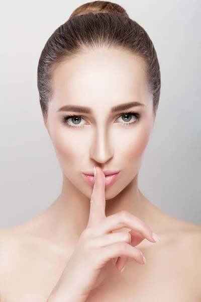 Mujer mostrando gesto de silencio — Foto de Stock