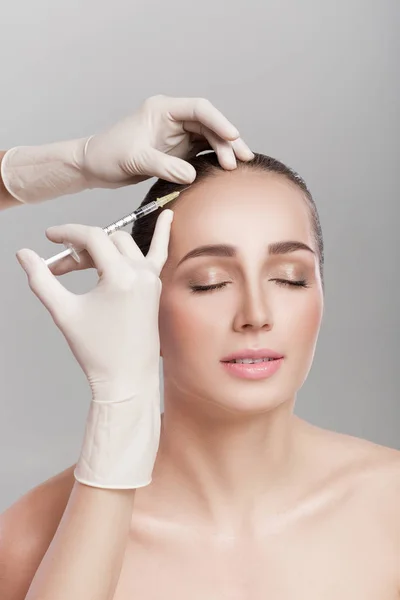 Injecção de cosméticos na cabeça das mulheres. — Fotografia de Stock