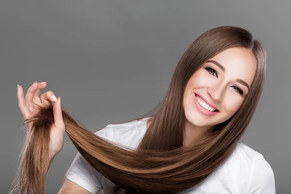 Mulher com cabelos longos lisos brilhantes . — Fotografia de Stock