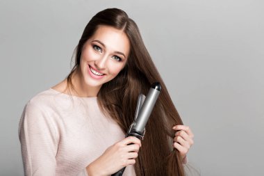 Perma aleti kullanan kadın.