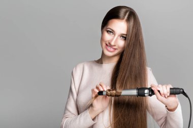 Perma aleti kullanan kadın.