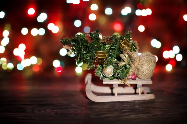 Ялинка на санчатах на різдвяному фоні — стокове фото