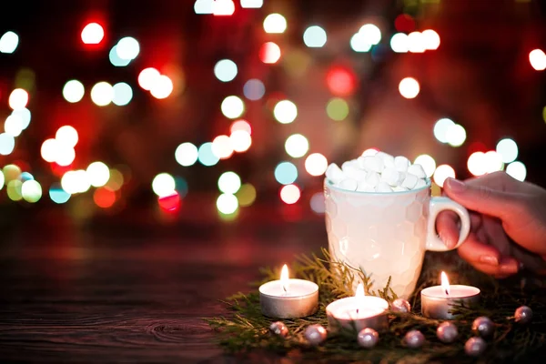 Xícara de chocolate com marshmallow e velas — Fotografia de Stock