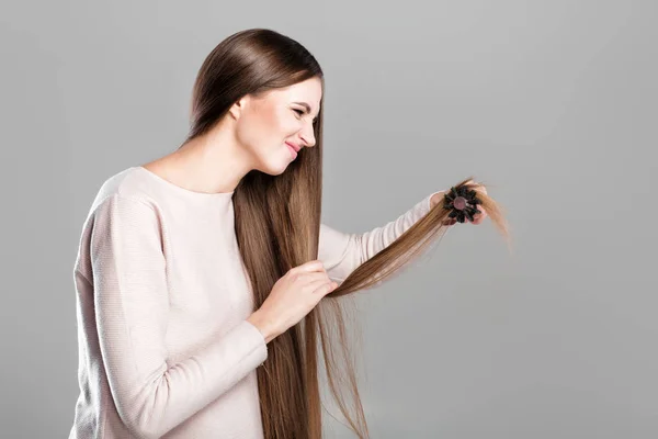 Mulher com escova de cabelo — Fotografia de Stock