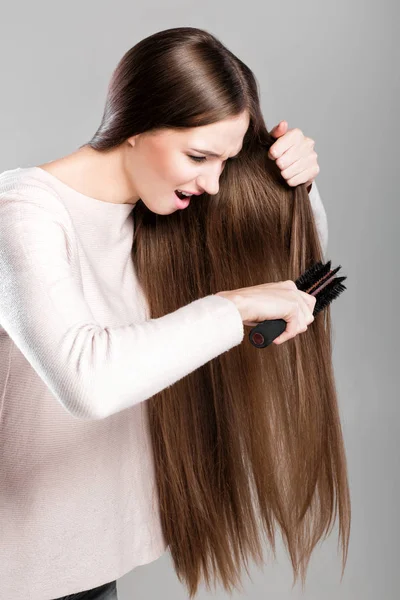 Woman with  hairbrush — Stock Photo, Image