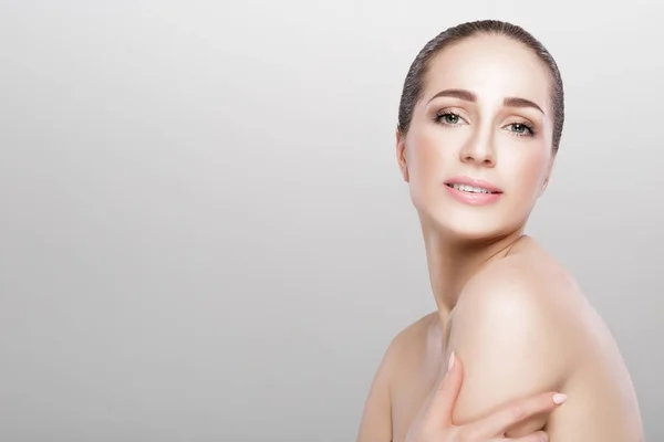 Retrato frontal de una hermosa mujer sonriente — Foto de Stock