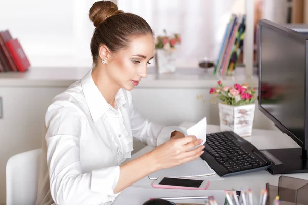 Mujer de negocios trabajando en la oficina — Foto de Stock