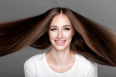 parlak düz uzun saçlı kadın.