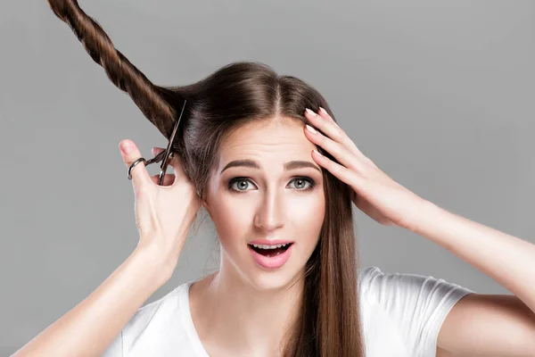 Mulher com cabelo comprido segura tesoura — Fotografia de Stock