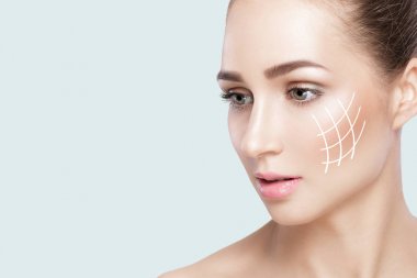 kadın gri arka plan üzerinde. Temiz Cilt kızla