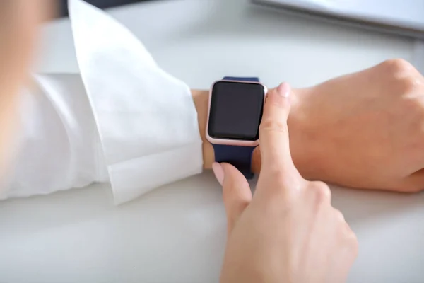 Femme utilisant smartwatch et de travail — Photo