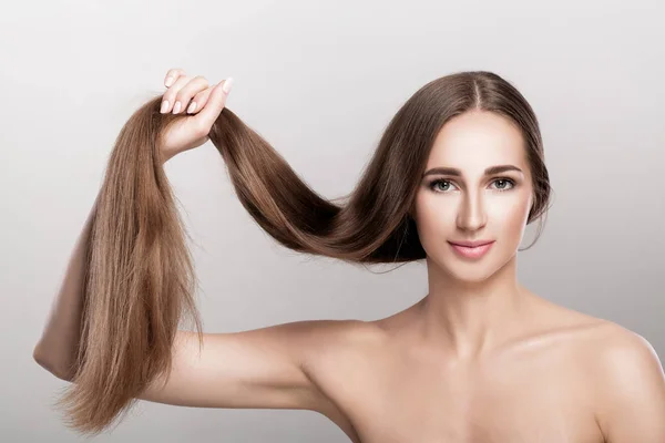 Žena s dlouhými vlasy. — Stock fotografie