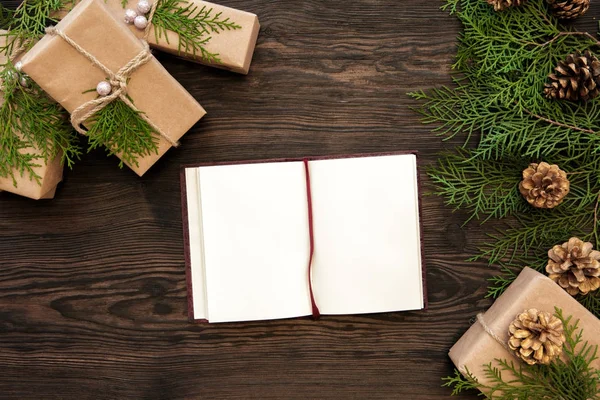 Notebook, ajándékok, karácsonyi háttér. — Stock Fotó