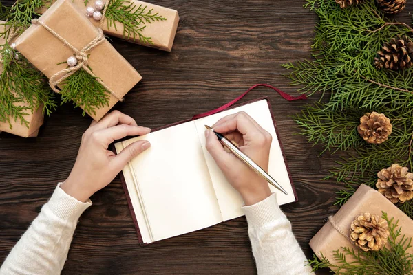 Női kéz írja karácsonyi levél — Stock Fotó