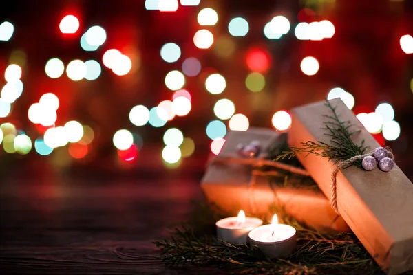 Dárkové krabice a svíčky na vánoční pozadí — Stock fotografie