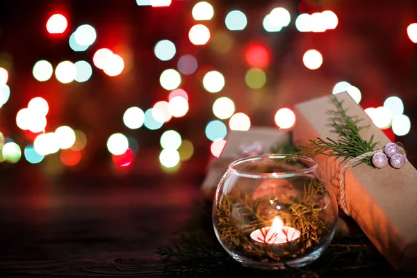 Caixa de presente e velas no fundo de Natal — Fotografia de Stock