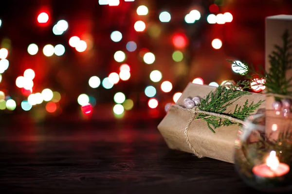 Caixa de presente e velas no fundo de Natal — Fotografia de Stock