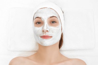 kadın yüz maskesi spa içinde getting