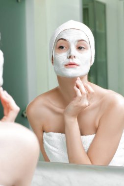 Yüzünde maske olan kadın.