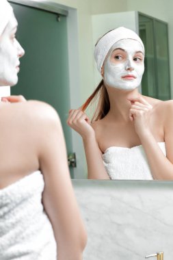 Yüzünde maske olan kadın.