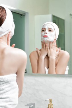 Yüzünde maske olan kadın.