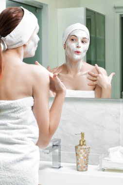 Yüzünde maske olan kadın.