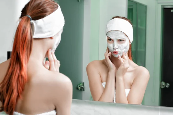 Vrouw met een masker op haar gezicht — Stockfoto