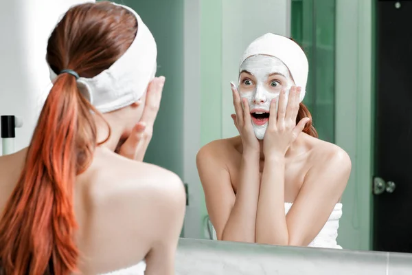 Mujer con una máscara en la cara — Foto de Stock