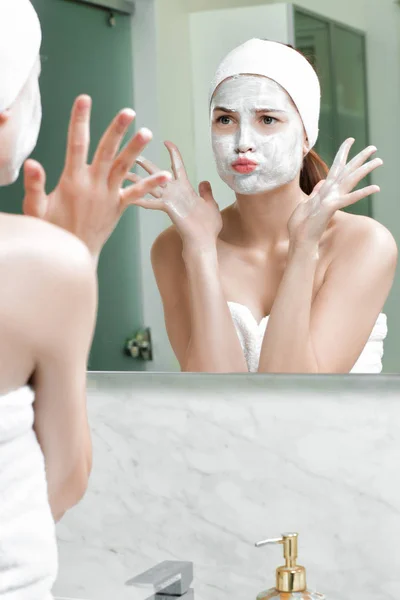 Vrouw met een masker op haar gezicht — Stockfoto