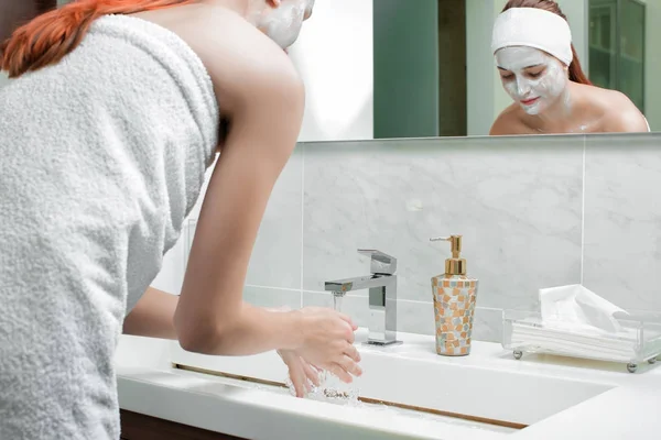 Aantrekkelijke vrouw te wassen in de badkamer — Stockfoto