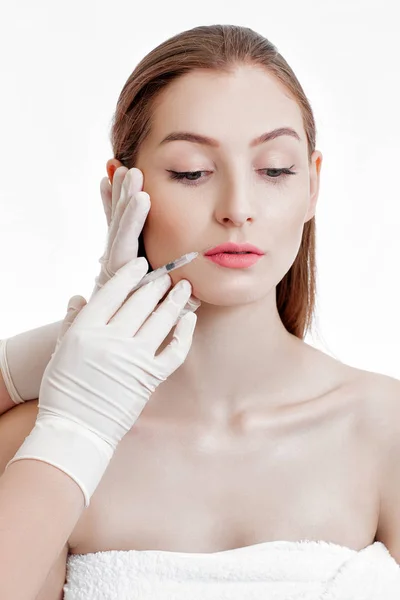 Vrouw krijgen injectie op lippen. — Stockfoto