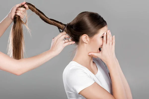 긴 머리를 한 여자 가위를 들고 있다 — 스톡 사진