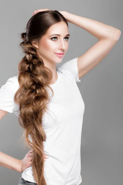 Коса для волос. женщина с длинными волосами — стоковое фото