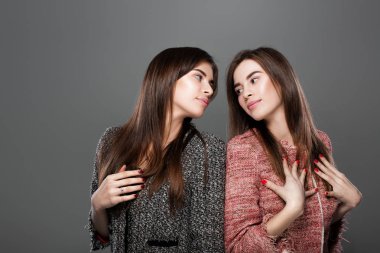 doğal makyaj kadınlarla İkizler