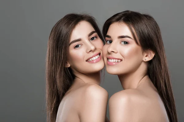 Mulheres gêmeas com pele perfeita e maquiagem natural — Fotografia de Stock