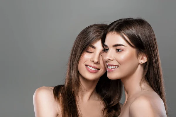 Gemelas mujeres con la piel perfecta y maquillaje natural — Foto de Stock