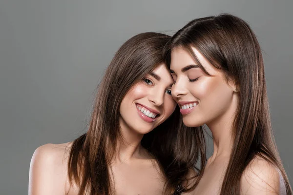 Mulheres gêmeas com pele perfeita e maquiagem natural — Fotografia de Stock